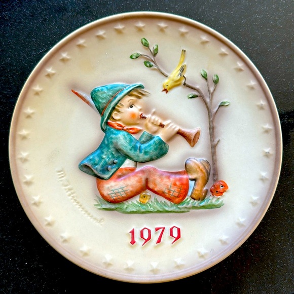 9 Pc. Hummel Collection Plate Bundle - Picture 4 of 16